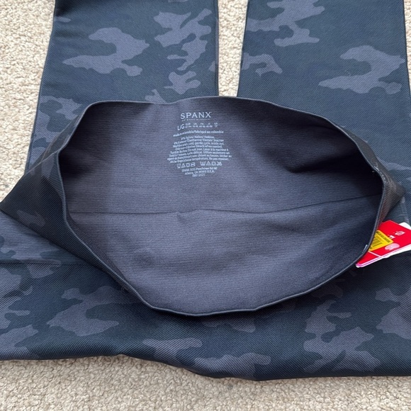 NWT Spanx Look At Me Now Black Camo Mid Rise Leggings Size Large - Picture 6 of 10